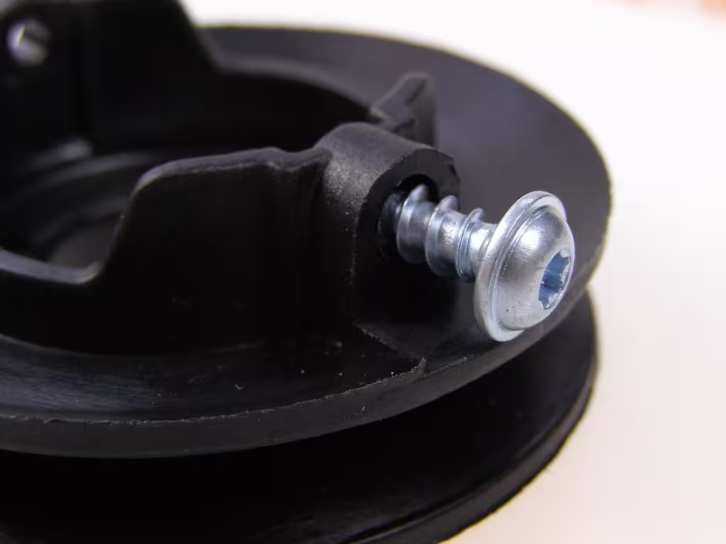 detal koła pasowego napędu kosiarki STIHL VIKING z widoczną śrubą mocującą, numer katalogowy 6336-704-1000 6336704100.