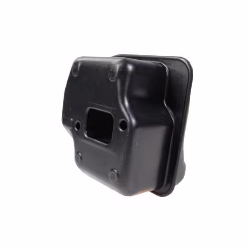 Tłumik wydechu spalin pilarki STIHL do modeli MS230 i MS250. Widok metalowego, czarnego tłumika na białym tle z tyłu od strony cylindra, pod lekkim kątem