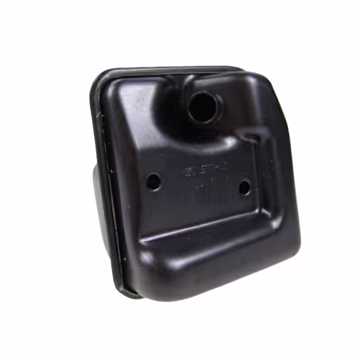 Tłumik wydechu spalin pilarki STIHL do modeli MS230 i MS250. Widok metalowego, czarnego tłumika na białym tle z przodu po lekkim kątem