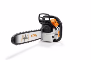 Zabawka pilarka STIHL MS500i . Widok prowadnicy, łańcucha, tłumika, całości pilarki z przodu pod lekkim kątem.