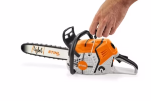 Zabawka pilarka STIHL MS500i. Widok dłoni używającej rozrusznik, szarpak.