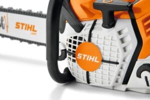 Zabawka pilarka STIHL MS500i. Widok logotypu STIHL