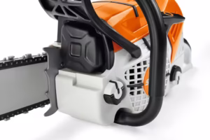 Zabawka pilarka STIHL MS500i. Widok pod kątem od strony tłumika.