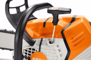 Zabawka pilarka STIHL MS500i. Widok rozrusznika, szarpaka.