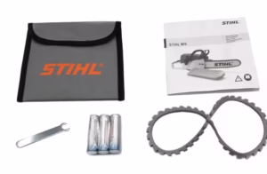 Kompletny zestaw: pilarka zabawkowa STIHL MS 500i z akcesoriami.