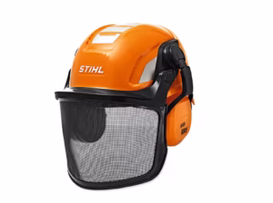 Zdjęcie produktowe zabawkowego hełmu STIHL dla dzieci, pokazujące go z przodu z opuszczoną siatkową osłoną na twarz i widocznym logo STIHL.