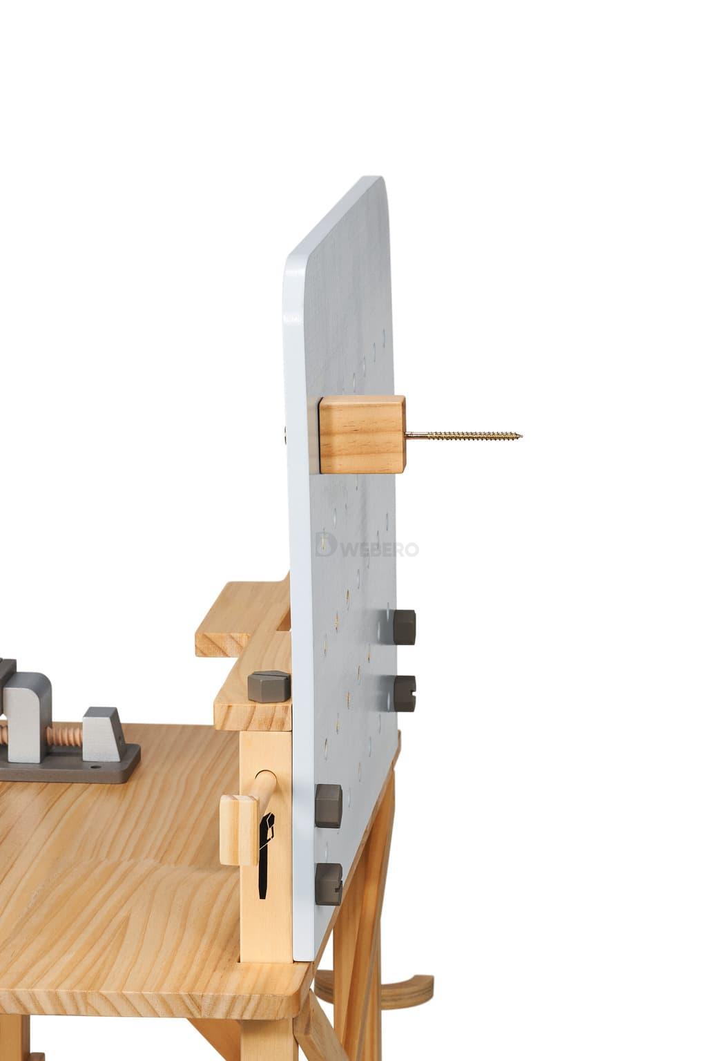 Drewniany stół warsztatowy dla dzieci STIHL (13) Szczegół mocowania perforowanej ścianki do blatu drewnianego stołu warsztatowego STIHL.