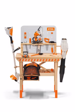 Drewniany stół warsztatowy dla dzieci STIHL z kompletem zabawek: pilarką, kosą, dmuchawą i hełmem.