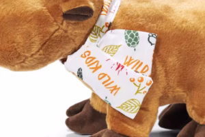 Zbliżenie na chustę z napisem "wild kids" na pluszowym łosiu STIHL.