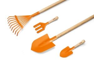 Zestaw ogrodowy STIHL dla dzieci – duża łopata i grabie na białym tle