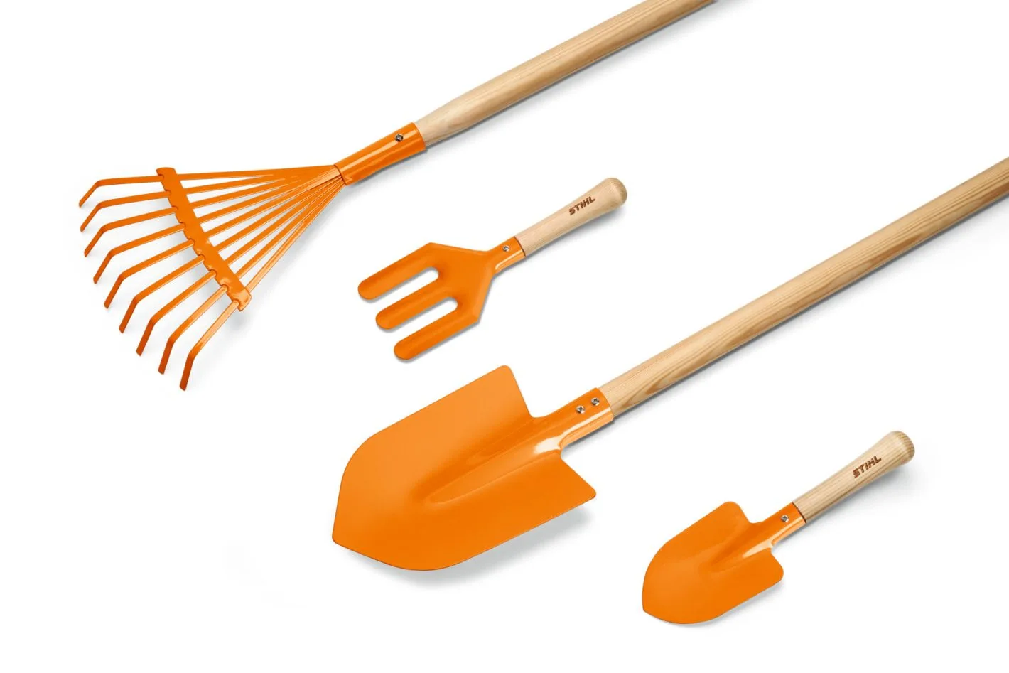 Zestaw ogrodowy STIHL dla dzieci – duża łopata i grabie na białym tle