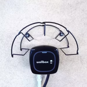 Wieszak metalowy na kabel do ładowania samochodu EV. Wieszak umocowany do ściany, poniżej widoczne urządzenie firmy wallbox