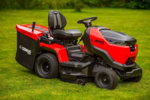 Traktorek Cedrus Premium C-TRAC-93HC, widok zielonym na trawniku